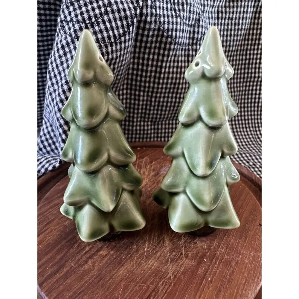 Grassland Roads Christmas Tree Salt & Pepper Shaker’s W/stand Ceramic Holiday